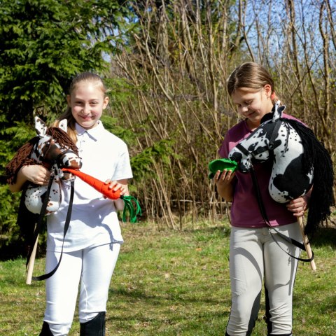 Skippi Hobby Horse w czarne łaty - duży koń na kiju - kantar w zestawie Skippi Hobby Horse w czarne łaty - duży koń na kiju - kantar w zestawie