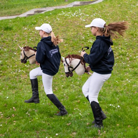 Konik na kiju z kantarem - Hobby Horse Skippi - Biszkopt - A3 - prezent Konik na kiju z kantarem - Hobby Horse Skippi - Biszkopt - A3 - prezent