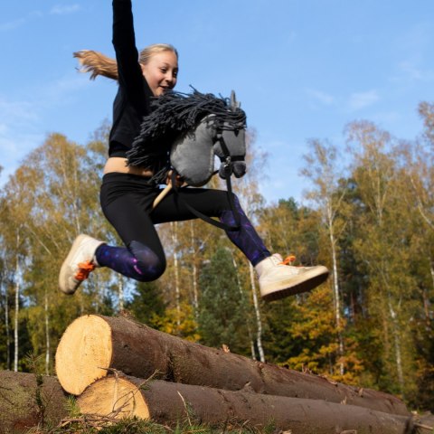 Zestaw Skippi - Hobby Horse szary i dodatkowy kantar - czerwony Zestaw Skippi - Hobby Horse szary i dodatkowy kantar - czerwony